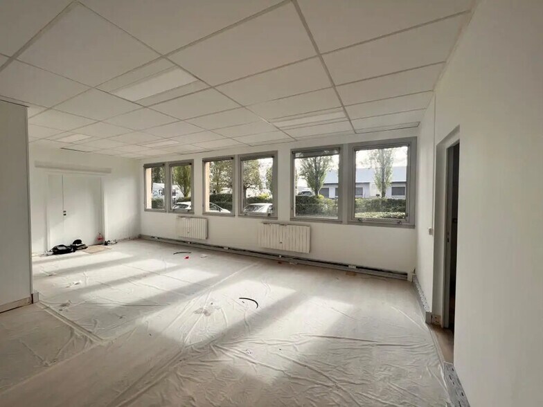Office in Coignières for lease - Interior Photo - Image 3 of 11