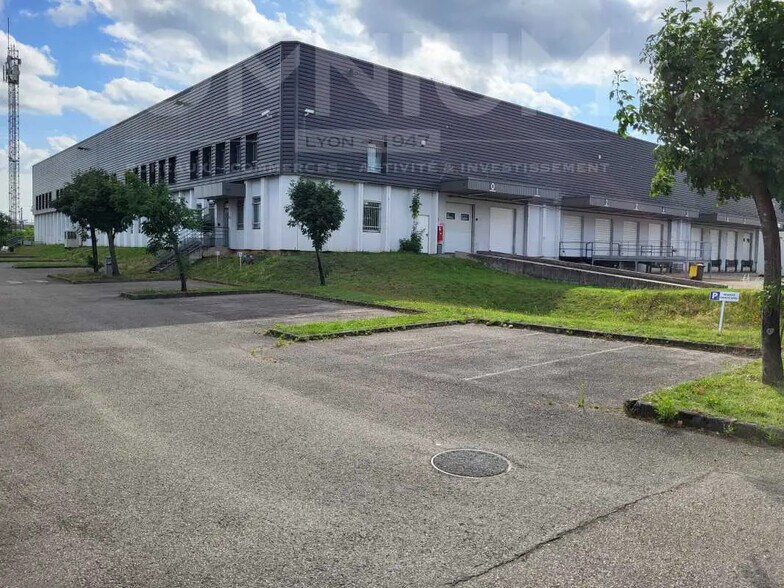 Office in Vénissieux for lease - Building Photo - Image 1 of 12