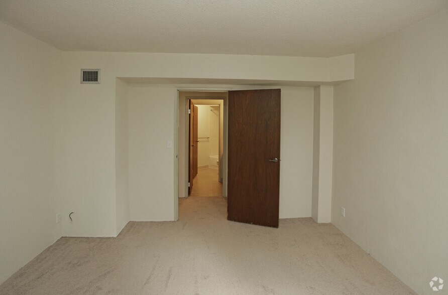 4901 Wornall Rd, Kansas City, MO for lease - Interior Photo - Image 3 of 93