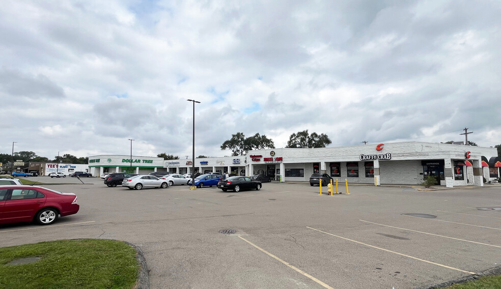 16555-16591 E 10 Mile, Eastpointe, MI for lease - Building Photo - Image 1 of 2