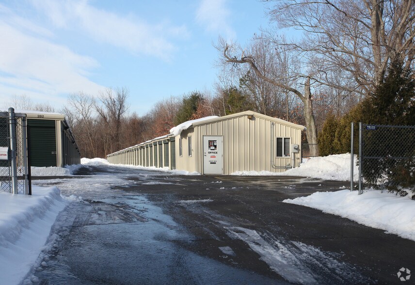 53 Douglas St, Bloomfield, CT for sale - Primary Photo - Image 1 of 1