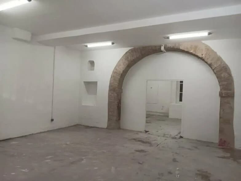 Retail in Lyon for lease - Interior Photo - Image 2 of 8