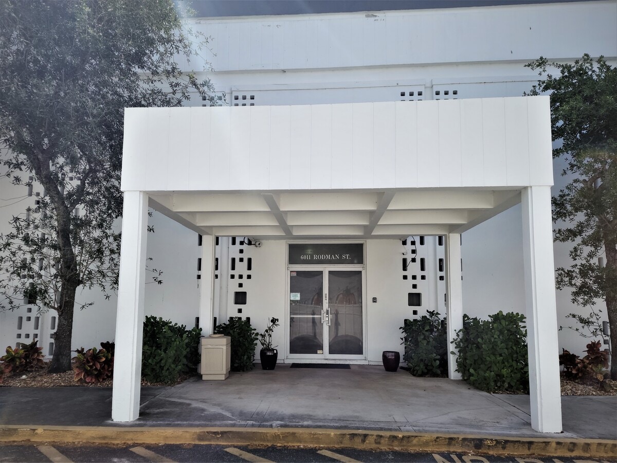 6011 Rodman St, Hollywood, FL 33023