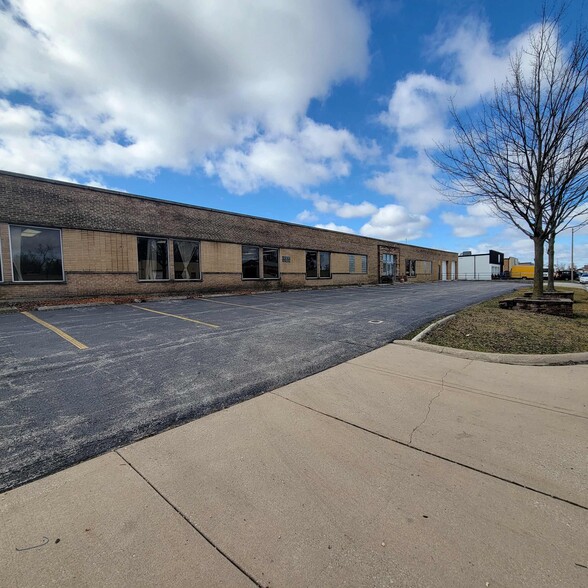 301 W Interstate Rd, Addison, IL for lease - Building Photo - Image 2 of 8