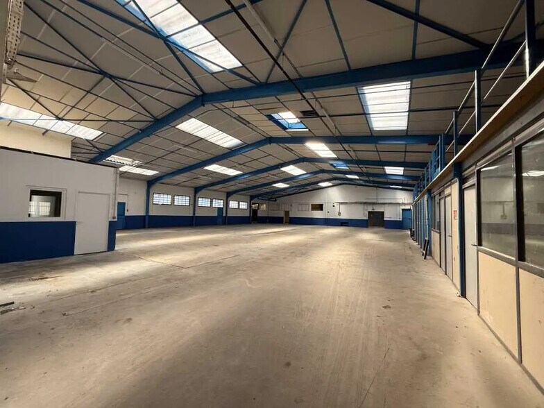 Office in Vaulx-en-Velin for lease - Interior Photo - Image 3 of 5