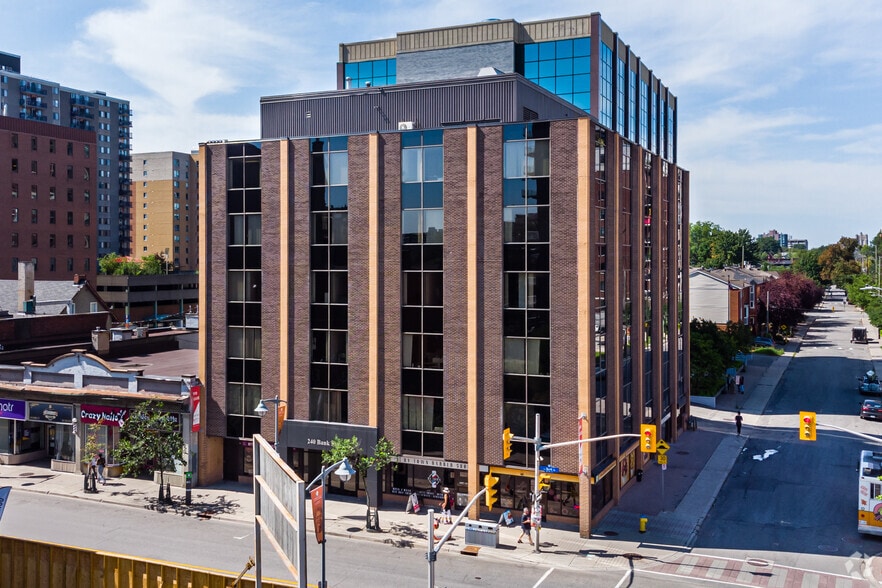 240 Bank St, Ottawa, ON for lease - Primary Photo - Image 1 of 5