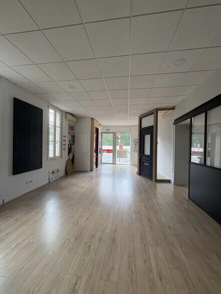 Retail in Bordeaux for lease - Interior Photo - Image 2 of 12