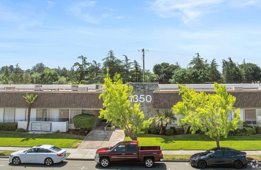 1350 W Robinhood Dr, Stockton, CA for lease - Building Photo - Image 1 of 13