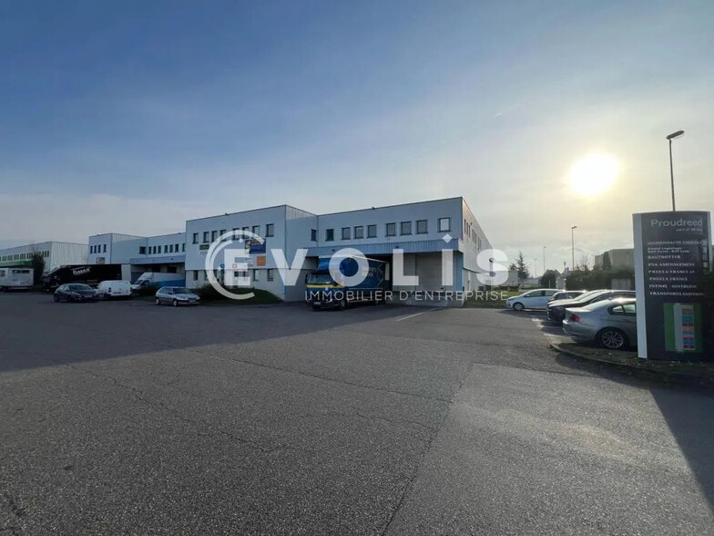 Office in Genas for lease - Building Photo - Image 2 of 6