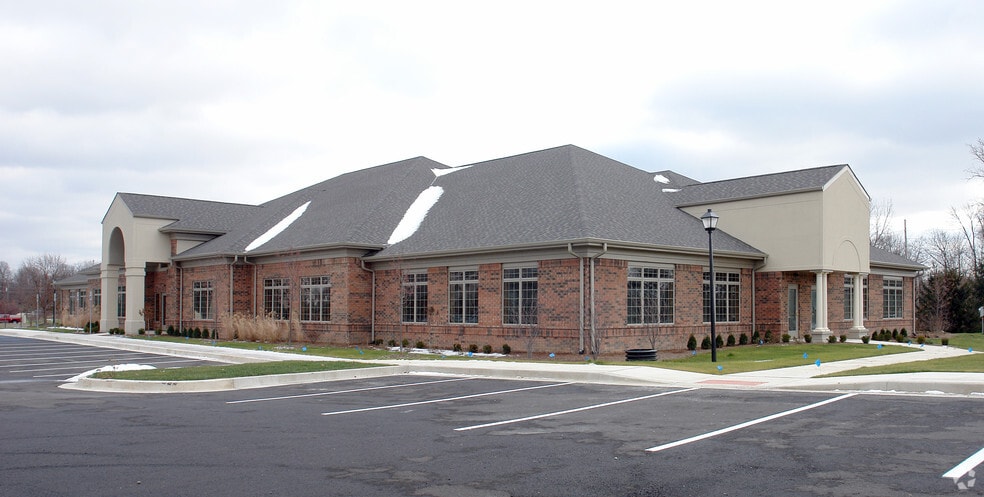 1102 Chestnut Hills Pky, Fort Wayne, IN for sale - Building Photo - Image 1 of 1