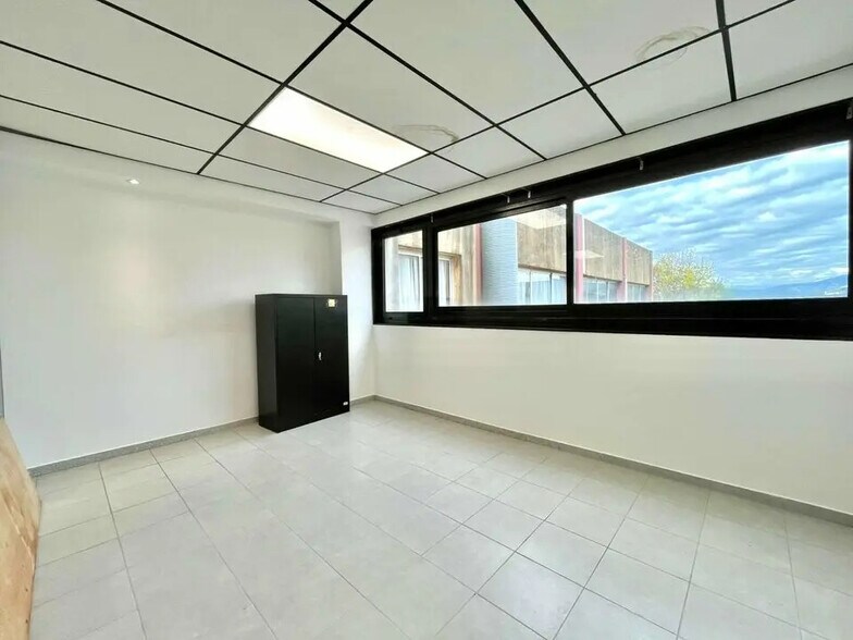 Office in Mouans-Sartoux for lease - Interior Photo - Image 3 of 8