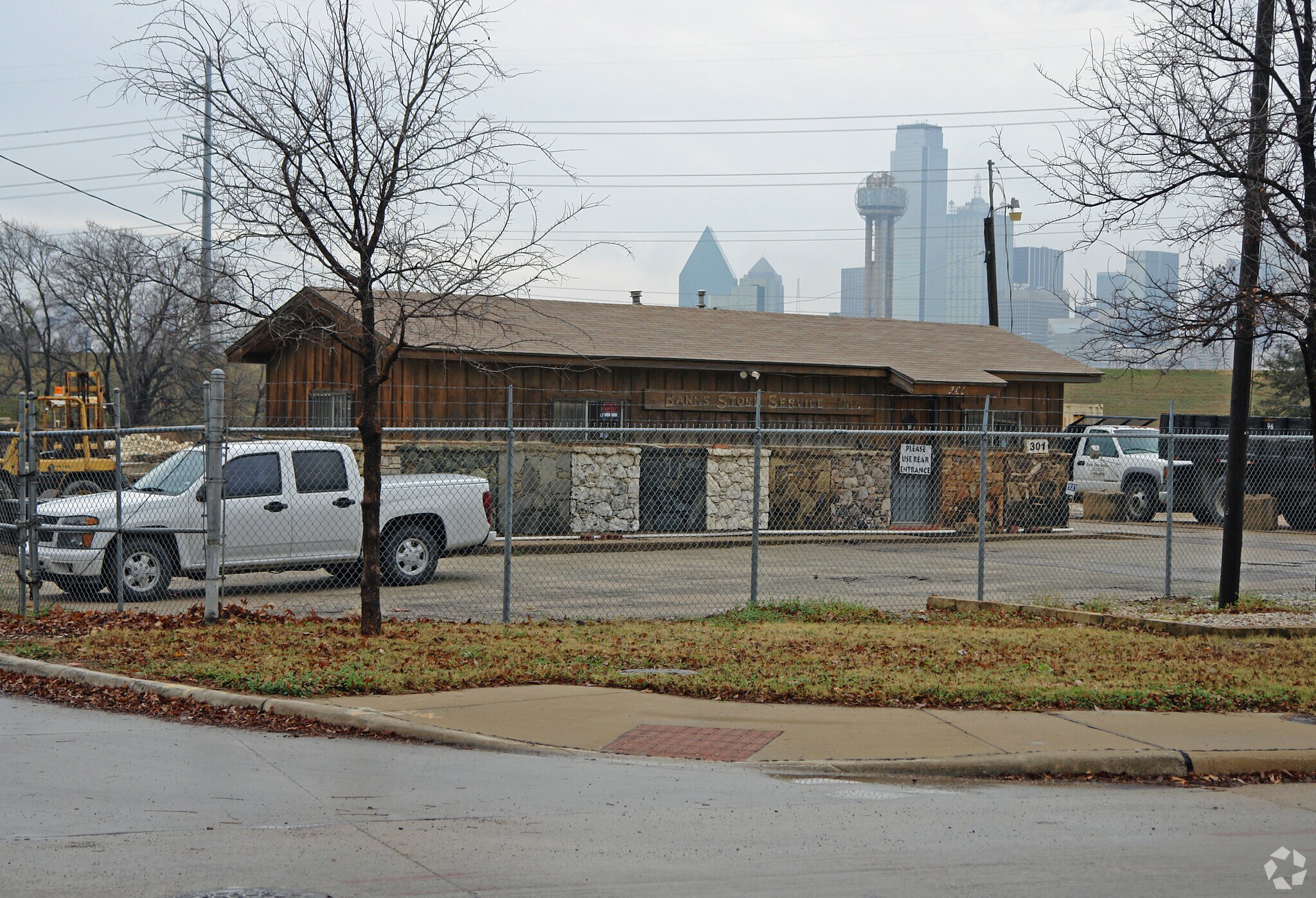 301 E Greenbriar Ln, Dallas, TX for sale Primary Photo- Image 1 of 1