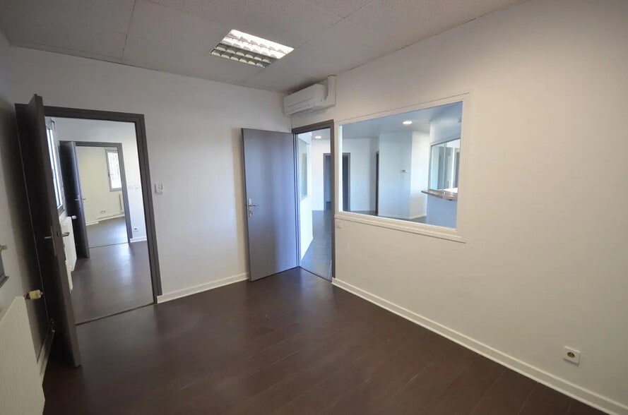 Office in Rillieux-la-Pape for lease - Interior Photo - Image 3 of 3