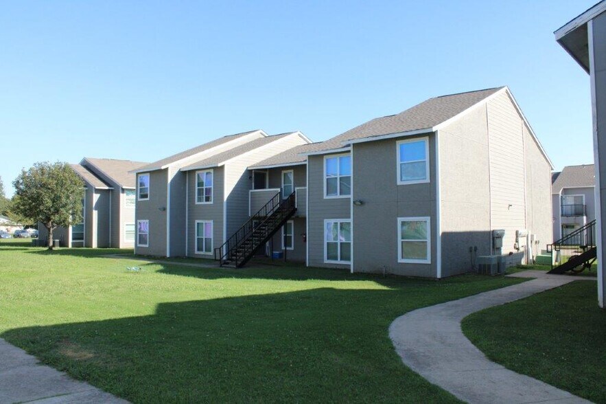 1301 N State Highway 121, Bonham, TX 75418