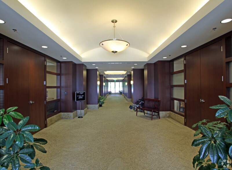 8040 Wolf River Blvd, Germantown, TN 38138