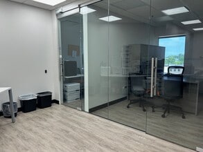 8831-8833 Gross Point Rd, Skokie, IL for lease Interior Photo- Image 2 of 11