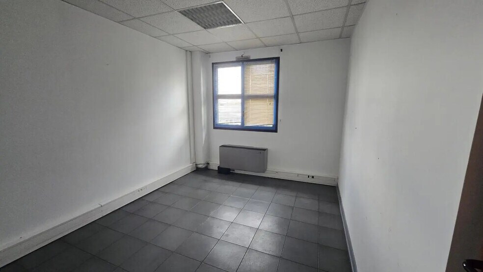 Office in La Garde for lease - Building Photo - Image 3 of 6