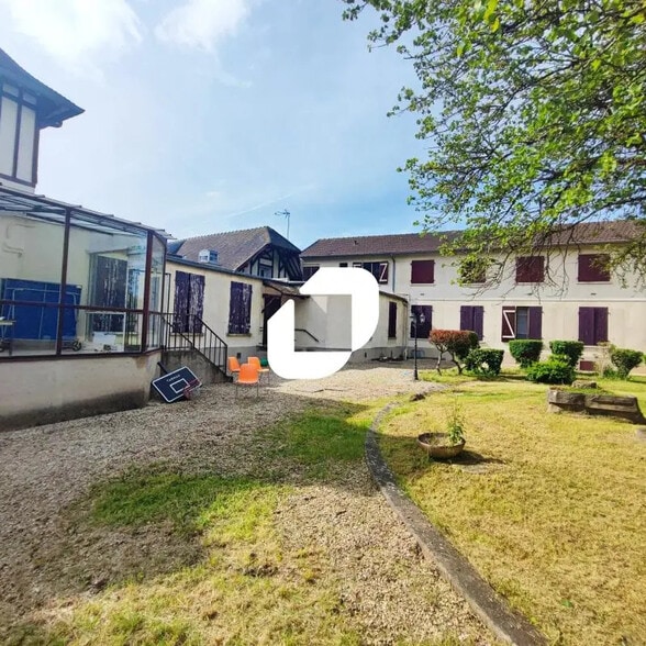 Office in Mandres-les-Roses for lease - Building Photo - Image 1 of 5