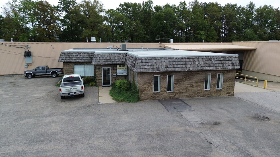 33220-33250 Lakeland Blvd, Eastlake, OH for lease - Building Photo - Image 3 of 16