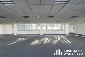 4 Rue Paul Dautier, Vélizy-Villacoublay for lease Interior Photo- Image 2 of 14