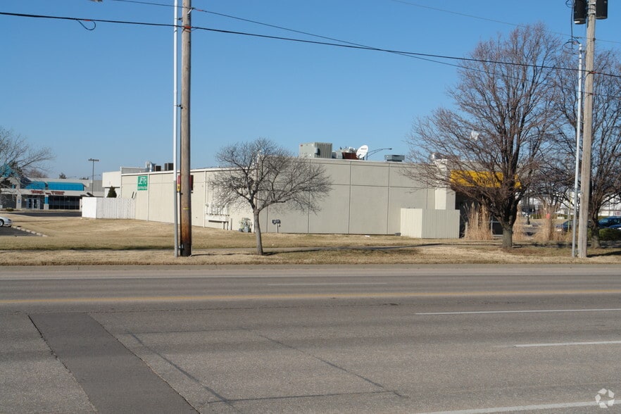 8821 W 21st St, Wichita, KS for lease - Building Photo - Image 2 of 3