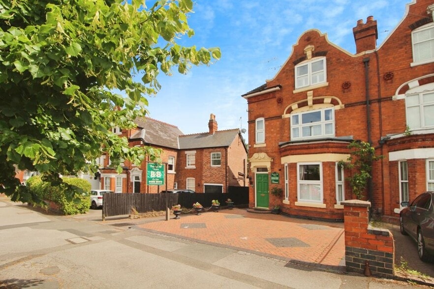 8 Bewdley Hl, Kidderminster for sale - Building Photo - Image 2 of 4