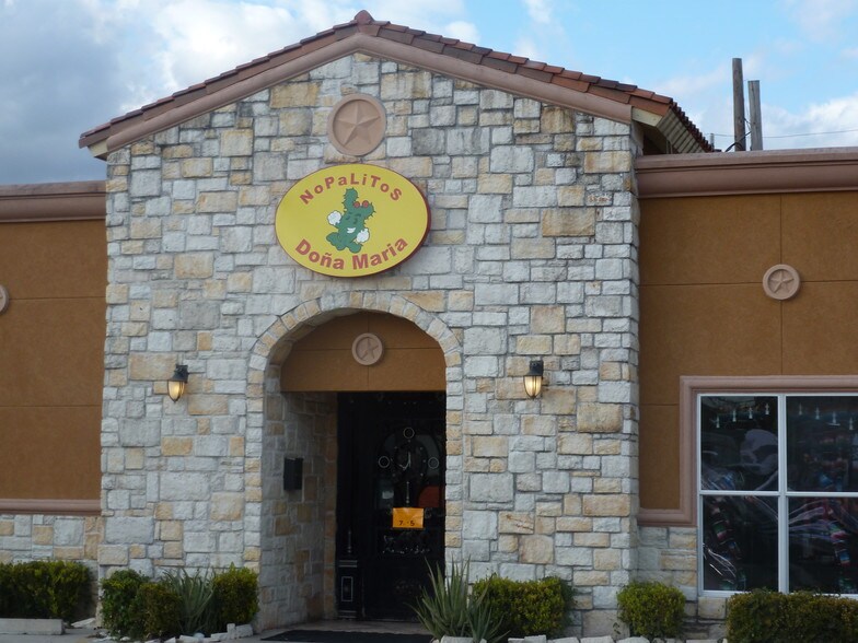 300 S Main St, Highlands, TX for sale - Primary Photo - Image 1 of 1