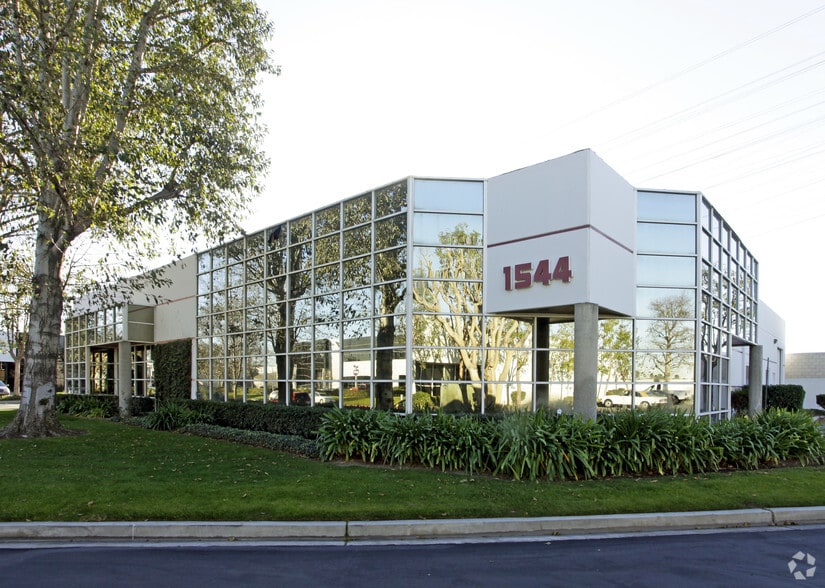 1544 W Yale Ave, Orange, CA for lease - Primary Photo - Image 1 of 2