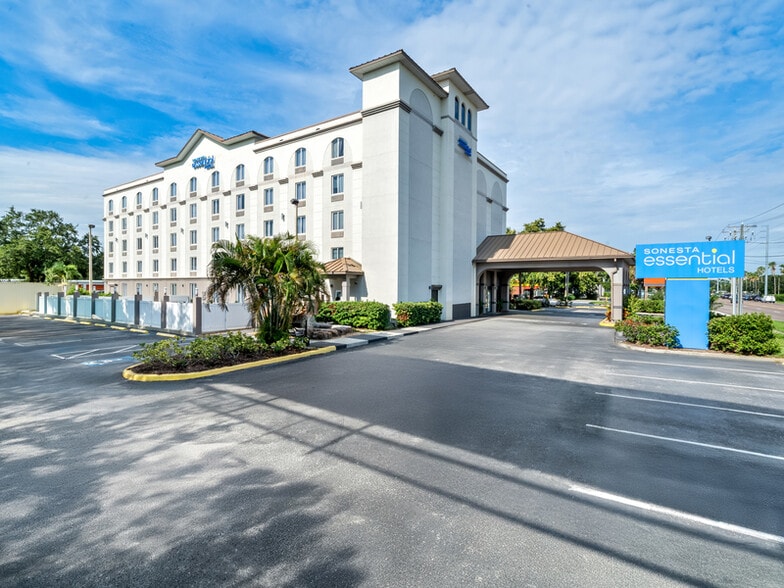 Florida Hospitality Pair: Tryp & Sonesta portfolio of 2 properties for sale on LoopNet.com - Building Photo - Image 2 of 18