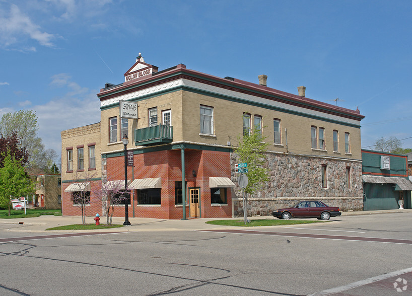 300 W Main St, Palmyra, WI for sale - Primary Photo - Image 1 of 46