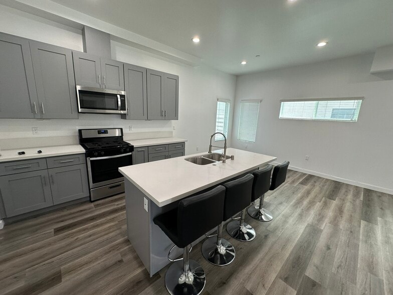 25130 Frampton Ave, Harbor City, CA for sale - Building Photo - Image 3 of 8