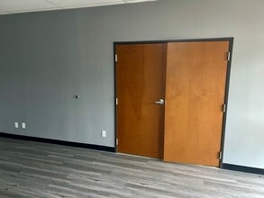 817 Greenview Dr, Grand Prairie, TX for lease Lobby- Image 2 of 10