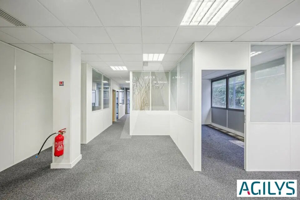 Office in Orsay for sale Building Photo- Image 1 of 14