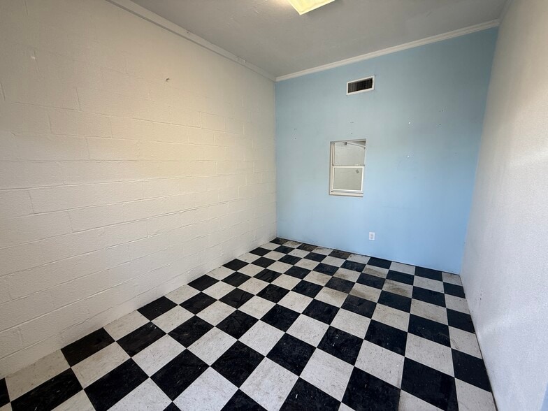 713 Acme St, Denton, TX for lease - Building Photo - Image 2 of 4