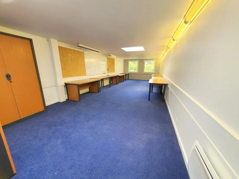 Office in Versailles for lease - Interior Photo - Image 2 of 7