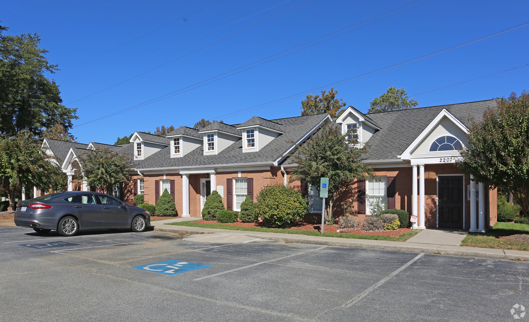 2207 Eastchester Dr, High Point, NC for sale Primary Photo- Image 1 of 1