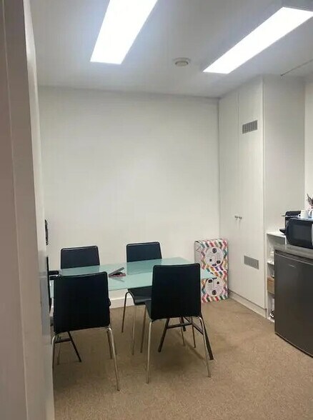 Office in Paris for lease - Interior Photo - Image 2 of 5