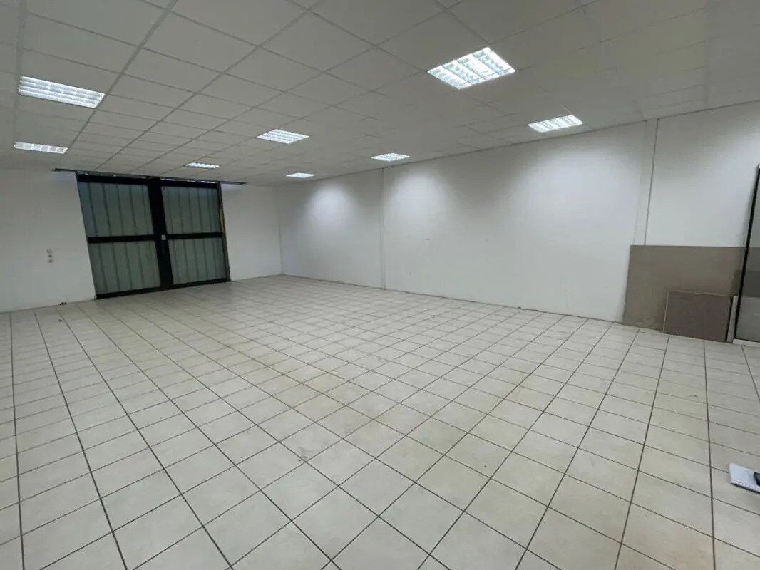 Flex in Ploudaniel for lease Building Photo- Image 1 of 5