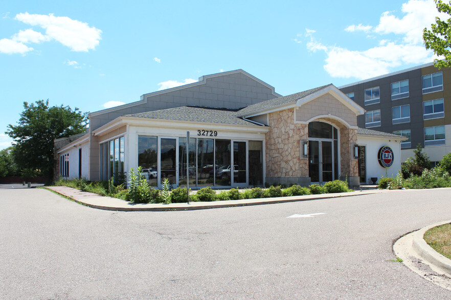 32729 Northwestern Hwy, Farmington Hills, MI for sale - Building Photo - Image 1 of 5