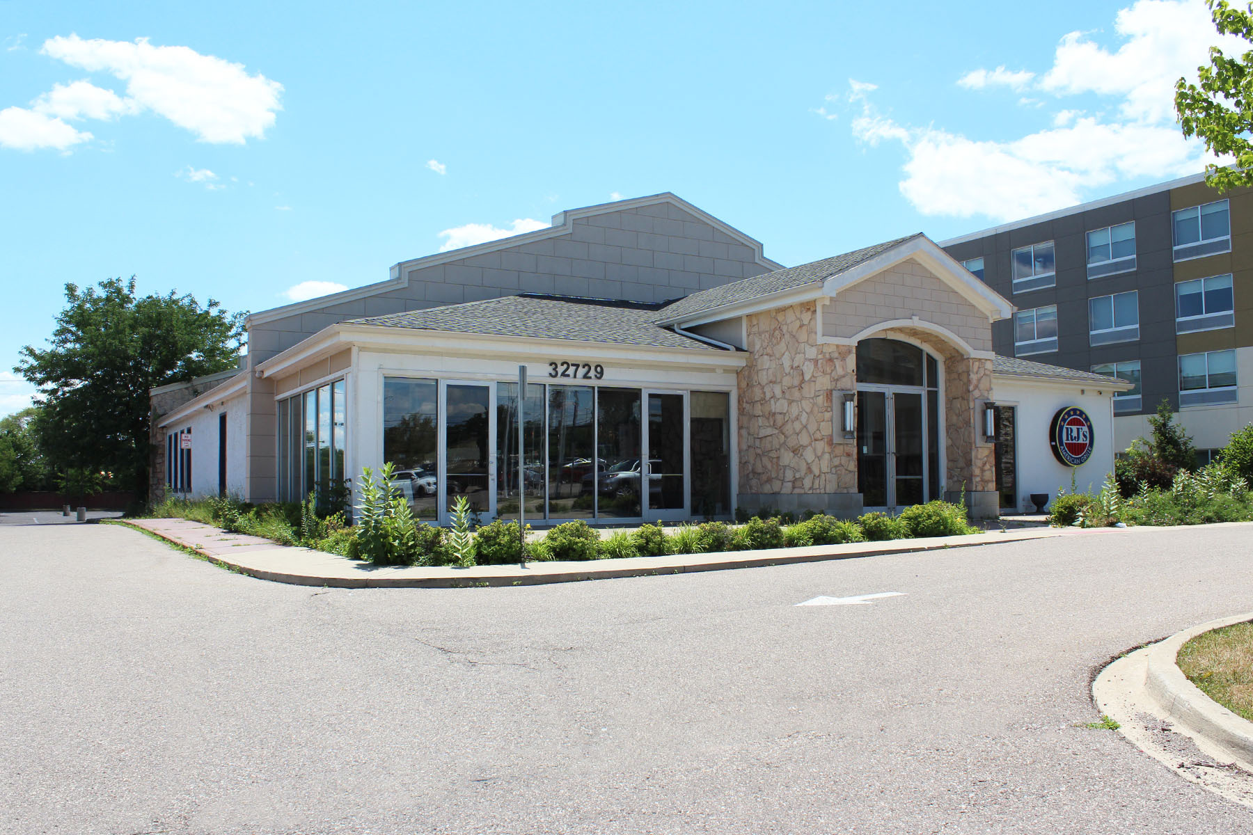 32729 Northwestern Hwy, Farmington Hills, MI for sale Building Photo- Image 1 of 6