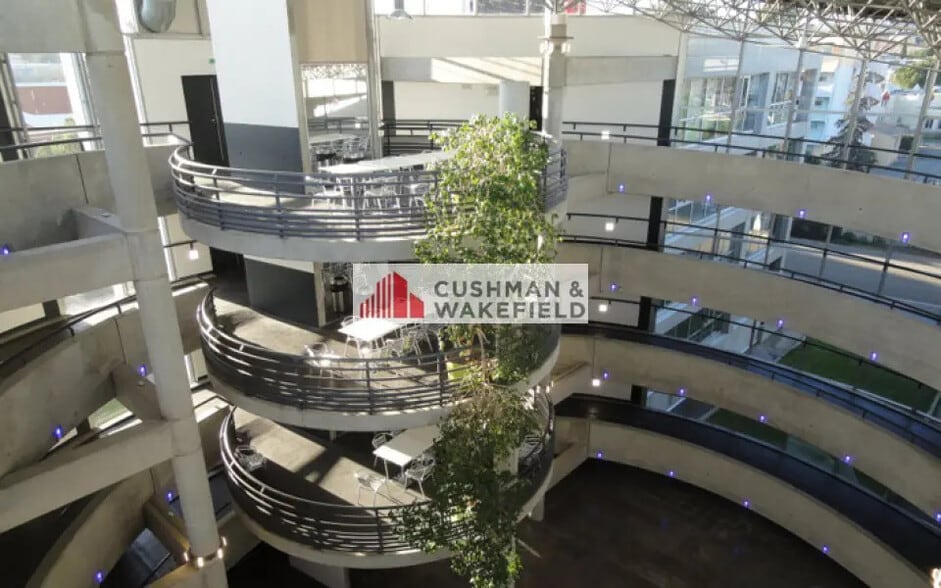 Office in Nîmes for lease - Lobby - Image 2 of 5