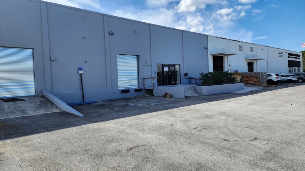 7890 NW 34th St, Miami, FL for lease - Building Photo - Image 3 of 20
