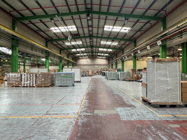 Industrial in SAINT-LÉONARD for lease - Building Photo - Image 2 of 6