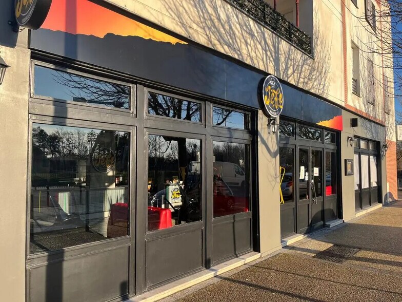 Retail in Guyancourt for sale - Building Photo - Image 2 of 4