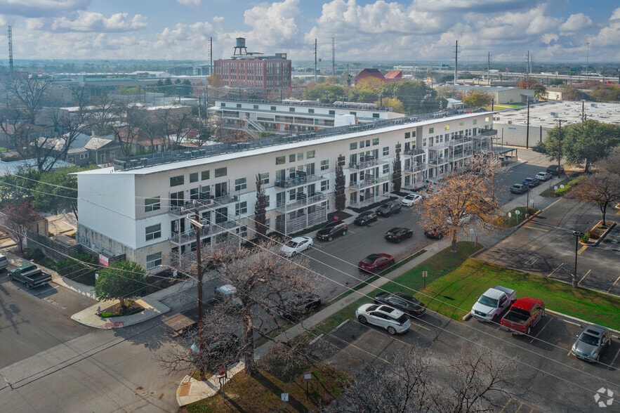 1010 S Flores St, San Antonio, TX for lease - Primary Photo - Image 3 of 27