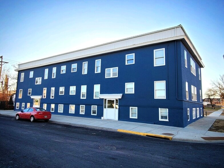 121 W 6th Ave, Mitchell, SD for sale - Primary Photo - Image 1 of 1