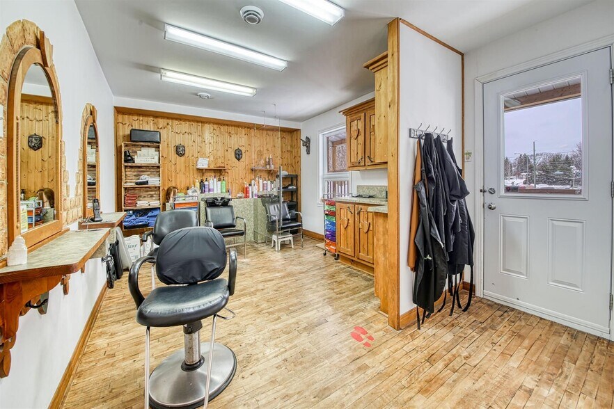 795-797 Boul Saint-Antoine, St-Jérôme, QC for sale - Interior Photo - Image 2 of 2