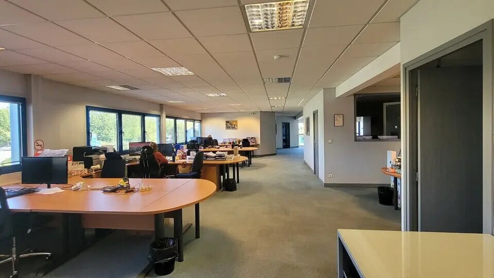 Flex in La Vaupalière for lease - Interior Photo - Image 3 of 13