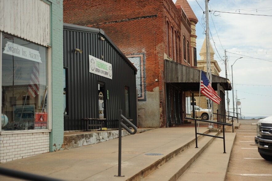 108 Evans Ave, Apache, OK for sale - Building Photo - Image 2 of 10