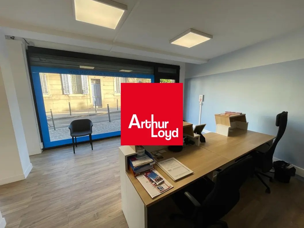 Retail in Cassis for sale Interior Photo- Image 1 of 5